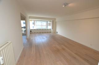Instapklaar ruim appartement op de 5de verdieping met prachtig zijdelings zeezicht, ideaal gelegen op wandelafstand van zee/strand, centrum,...