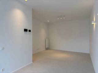 <strong>Gerenoveerd appartement met 2 slaapkamers in het centrum van Turnhout.<br /></strong><br />Het appartement bevindt zich op de tweede verdieping van een kleinschalig appartementsgebouw in het centrum van Turnhout.<br />
<p><span>Bij het binnenkomen komt u terecht in de inkomhal, die toegang biedt tot de verschillende ruimtes van het appartement. Aan de rechterzijde bevinden zich de lichtrijke leefruimte en de open keuken. De keuken is volledig uitgerust met een koelkast, vriezer, vaatwasser, oven en kookplaat en sluit mooi aan op de leefruimte.</span></p>
<p><span>Het appartement beschikt daarnaast over </span>twee slaapkamers, een moderne badkamer met inloopdouche<span>, een<strong> </strong></span>berging en een apart toilet.</p>
<p><span>Extra bergruimte is voorzien in de kelder, waar het appartement beschikt over een </span>privatieve kelderberging. Naast het gebouw bevindt zich bovendien een gemeenschappelijke fietsenstalling<span>.<br /><br />Bijzonderheden: <br />- EPC: A-label<br />- Kelderberging<br />- Gemeenschappelijke fietsenstalling <br />- Beschikbaarheid: onmiddellijk </span></p>