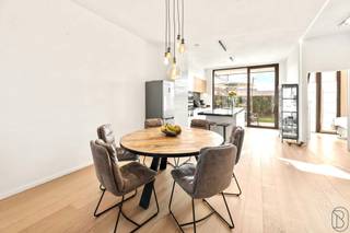 TOPGELEGEN aan de LEIE: leuk appartement met TERRAS en TUIN. Aangenaam lichtrijk appartement op het gelijkvloers: inkomhal met inmaakkasten, gezellige grote leefruimte, open geïnstalleerde keuken met eiland, 2 slaapkamers, badkamer, handige berging/wasplaats, toilet. Terras en tuin met extra tuinberging, gemeenschappelijke fietsenberging. TROEVEN: perfect onderhouden en recent appartement, centrale verwarming aardgas, dubbele beglazing, TOPLOCATIE aan de LEIE. Bezoek na afspraak met IMMO BEGUIN: info@immobeguin.be