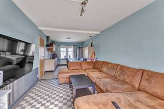 <p>Deze <strong>bijzonder ruime woning</strong> biedt <strong>uitzonderlijk veel mogelijkheden</strong> en is ideaal voor een groot gezin, een zelfstandige of een handige doe-het-zelver. Een grote troef is het <strong>achterliggende bijgebouw</strong>, ideaal als atelier of werkruimte.</p><p>Op het gelijkvloers bevinden zich een ontvangstruimte (ook geschikt als bureau), een apart toilet, een wasruimte, een trappenhal en een nog aan te sluiten lift. De grote ruimte biedt de mogelijkheid om een <strong>royale leefruimte met open keuken</strong> te creëren, met uitzicht op de binnentuin en het terras.</p><p>Verder beschikt de woning over een <strong>inpandige garage</strong> met smeerput, een kelder met cv-ruimte en extra bergruimte. Via de binnenkoer bereikt u het achterliggende bijgebouw.</p><p>De eerste verdieping omvat een leefruimte, keuken, apart toilet, badkamer met douche en <strong>twee volwaardige slaapkamers</strong>. Vanuit de zithoek heeft u toegang tot een <strong>zonnig terras</strong> over de volledige breedte van de woning.</p><p>Op de tweede verdieping bevinden zich een berging en <strong>twee ruime kamers</strong> die nog volledig naar eigen wens kunnen worden afgewerkt.</p><p>Dankzij de stevige betonnen gewelven en de vele ruimte biedt deze woning <strong>enorm veel potentieel</strong>. Bovendien geniet u van een <strong>centrale ligging</strong> op wandelafstand van winkels, scholen, zorgvoorzieningen en de wekelijkse markt.</p>