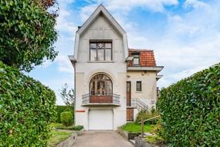 Prachtig herenhuis - 3 slaapkamers, garage, tuin, ideaal vrij beroepSamenstelling:Ruime inkomhal met apart toilet, grote en lichte woonkamer van 35...