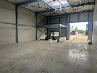 Magazijn van 230m² met ingebouwde mezzanine van 30m²Met 3 parkeerplaatsenVoorzien van 1 sectionaal poort.Nieuw KMO-park.verkoopprijs excl. 21% BTW...