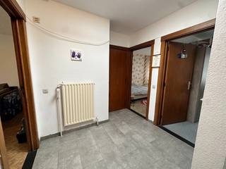 Ruim 2 slaapkamer appartement in het hartje van Geel, op wandelafstand van het station, winkels, scholen, bussen,...Het appartement omvat een...