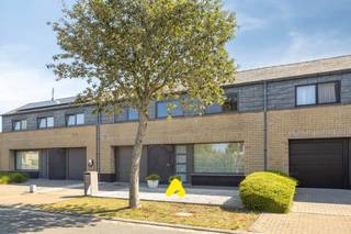 Rust, ruimte en een uitstekende ligging: deze perfect onderhouden woning combineert het beste van twee werelden.<br /><br />Gelegen in een rustige doodlopende straat, zonder doorgaand verkeer, geniet u hier van alle privacy, terwijl zowel Nieuwpoort Stad als Nieuwpoort Bad zich op wandelafstand bevinden. Achter de woning loopt bovendien een fietspad dat beide locaties rechtstreeks met elkaar verbindt.<br /><br />Met een bewoonbare oppervlakte van 159 m² biedt deze instapklare woning alle comfort voor wie op zoek is naar zorgeloos wonen.<br /><br />Op het gelijkvloers verwelkomt de ruime inkomhal met vestiaire en gastentoilet u in een lichtrijke leefruimte, waar grote raampartijen zorgen voor een aangename sfeer en een mooie verbinding met de tuin. De volledig ingerichte keuken sluit perfect aan op de leefruimte en vormt het hart van de woning. Verder beschikt u over een ruime garage met praktische wasplaats en extra bergruimte.<br /><br />De eerste verdieping omvat drie volwaardige slaapkamers en een verzorgde badkamer met ligbad, lavabo en toilet.<br /><br />Ook buiten is het volop genieten. De fraai aangelegde en perfect onderhouden tuin met zonnig terras vormt de ideale plek om in alle rust te ontspannen of gezellige momenten door te brengen met familie en vrienden. Voor de woning is bovendien parkeergelegenheid voorzien voor één wagen.<br /><br /><strong>Troeven van deze woning:</strong>
<ul>
	<li>Rustige ligging in een doodlopende straat</li>
	<li>Op wandelafstand van Nieuwpoort Stad én Nieuwpoort Bad</li>
	<li>Rechtstreekse fietsverbinding achter de woning</li>
	<li>159 m² bewoonbare oppervlakte</li>
	<li>Drie ruime slaapkamers</li>
	<li>Ruime garage met wasplaats en berging</li>
	<li>Instapklaar en uitstekend onderhouden</li>
	<li>Zonnige, onderhoudsvriendelijke tuin met terras</li>
	<li>Private parkeerplaats voor de woning</li>
</ul>
<br /><span><em><strong>Ontdek zelf de charme van deze woning tijdens de bezoekdag en dit OP AFSPRAAK op zaterdag 8 augustus, tussen 10.00 uur en 12.30 uur.</strong></em></span>