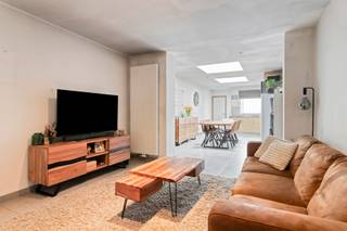 Goedgelegen instapklare woning bestaande uit hal, recente badkamer met inloopdouche en toilet. Super gezellige living met aansluitend ingerichte leefkeuken, berging met wasplaats en terras. De 1ste verdieping bevat 2 slaapkamers en via vaste trap zolderverdieping met nogmaals 2 slaapkamers. Tevens kelder aanwezig. EPC Label C!!! PVC dubbele beglazing, centrale verwarming op aardgas (condesatie ketel), vernieuwde en geïsoleerde daken, conforme elektriciteit, asbestveilig!!!! Kortom, de ideale starterswoning !!!