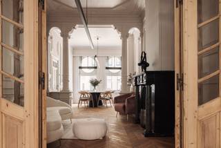 Dans l'un des quartiers les plus prisés de Berchem, cette maison entièrement rénovée. Un mélange parfait de style, de confort et de fonctionnalité.<br /><br />En entrant, vous serez immédiatement charmé par l'espace de vie charmant avec parquet en chevron de haute qualité, qui invite à des moments chaleureux. La cuisine moderne et entièrement équipée avec îlot central est un véritable atout.<br /><br />La maison offre quatre suites parentales complètes, chacune avec sa propre salle de bains, un luxe rare ! À l'extérieur, vous pourrez profiter d'un espace privé agréable, parfait pour la détente ou un barbecue estival. Avantage supplémentaire : une cave spacieuse pour tous vos besoins de rangement.<br /><br />La combinaison parfaite de design, d'espace et d'emplacement de premier choix. Cette maison est prête à emménager et idéale pour les familles ou ceux qui cherchent simplement à vivre dans le meilleur quartier de Berchem.<br /><br />PEB = B // Vg - Wche - Gmo - Gvkr - Gvv