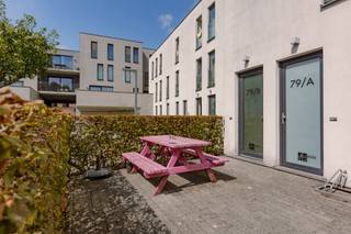 Op een centrale en goed bereikbare locatie nabij Ledeganck in Gent vinden we dit instapklare pand met 3 slaapkamers. Het pand bevindt zich in een rustige en veilige binnensite, waar u geniet van een aangename woonomgeving met een gevoel van privacy en rust, terwijl u toch vlakbij het bruisende stadsleven woont.<br /><br />Bij het binnenkomen wordt u verwelkomd in een praktische inkomhal die toegang geeft tot de verschillende ruimtes van het pand. De lichtrijke leefruimte vormt het hart van de woning en biedt een aangename plek om te ontspannen en gezellig samen te komen.<br /><br />Het pand beschikt over drie volwaardige slaapkamers, waarbij elke slaapkamer voorzien is van een eigen lavabo. Daarnaast beschikt het pand over een aparte douchekamer. Dit zorgt voor extra comfort en maakt de woning bijzonder geschikt voor gezinnen, co-housing of wie graag over een aparte werk- of hobbyruimte beschikt.<br /><br />Het bouwjaar 2013, de uitstekende staat van onderhoud en het gunstige EPC-label B zorgen ervoor dat u hier geniet van een energiezuinige en kwalitatieve woning die volledig instapklaar is.<br /><br />Troeven:<br />• Rustige en veilige binnensite<br />• 3 ruime slaapkamers<br />• Elke slaapkamer voorzien van eigen lavabo<br />• Bouwjaar 2013<br />• Energiezuinig met EPC-label B<br />• Instapklaar pand in uitstekende staat<br />• Centrale ligging in Gent<br />• Mogelijkheid tot aankoop van een garage voor €25.000.<br />• Mogelijkheid tot overname van roerende goederen (bespreekbaar)<br /><br />De centrale ligging zorgt voor een vlotte bereikbaarheid naar het stadscentrum, openbaar vervoer, winkels, scholen en verschillende onderwijsinstellingen. De combinatie van een rustige woonomgeving, comfort en uitstekende mobiliteit maakt dit appartement interessant voor zowel eigen bewoning als investering voor ouders met studerende kinderen.<br /><br />Voor meer info: contacteer Sudenaz via 0485 77 66 47 of via sudenaz@vicusvastgoed.be