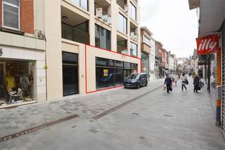 Dit energiezuinig nieuwbouw handelsgelijkvloers heeft een uitzonderlijke oppervlakte van 955 m². De ligigng is optimaal, met winkels, scholen, het Station, de oprit van de E40 etc. binnen handbereik. De indeling is als volgt: het handelsgelijkvloers met 955 m2 commerciële ruimte, waarvan 148 m2 mezzanineruimte. Daar bovenop is er een stockageruimte van 122 m2 aanwezig en een kelderruimte van 122 m2, dit komt op een totaal van 244 m2 stockruimte.  Het pand wordt casco opgeleverd, zonnepanelen aanwezig. Extra troef is de inrit aan de zijkant, die het mogelijk maakt te laden en te lossen voor leveringen.<br />Residentie A'Home is een nieuwbouwproject in centrum Aalst, een hoogwaardig woonproject met een ruim handelsgelijkvloers en 7 appartementen. De klemtoon ligt op kwalitatieve en stijlvolle afwerking. Tegelijk beantwoordt de residentie aan de striktste normen inzake isolatie, ventilatie en energiezuinigheid. <br />De hypercentrale ligging, ruime gevelbreedte, véél passage en in het oog springende vormgeving zijn de grootste troeven van residentie A’Home. <br />Benieuwd naar dit bedrijfsvastgoed te huur in het centrum van Aalst? Contacteer 054 33 62 52 of info@immodelestre.be<br />www.immodelestre.be<br />