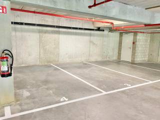 Parkeerplaats gelegen op de -1 verdieping van een recent gebouw met een uitstekende ligging.<br />Huur: €65/maand<br />Forfait kosten: €10/maand<br />Onmiddellijk beschikbaar