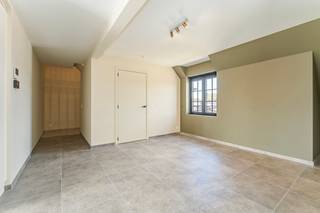 <p><strong>Ruimte, licht en energiezuinig duplexwonen in Brakel!</strong></p><p>Ontdek dit stijlvolle duplex villa-appartement in een hedendaagse nieuwbouwresidentie aan de Herreweg in Brakel. Met een bewoonbare oppervlakte van maar liefst 129,26 m² geniet je hier van ruimte, comfort en een aangename indeling over twee verdiepingen.</p><p>De ruime, lichtrijke leefruimte met open keuken vormt het hart van het appartement. Grote raampartijen zorgen voor een fijne lichtinval en geven toegang tot het aansluitende terras. Een heerlijke plek om buiten te ontbijten, gezellig te tafelen of gewoon te ontspannen.</p><p>Op de bovenverdieping bevinden zich twee slaapkamers, waardoor de slaapvertrekken mooi gescheiden zijn van de leefruimte. Deze indeling biedt extra rust en privacy.</p><p><strong>Ook energetisch scoort dit appartement uitstekend:</strong> EPC-label A en individuele zonnepanelen dragen bij aan energiezuinig en toekomstgericht wonen.</p><p>De rustige, groene ligging vormt een extra troef, met het centrum van Brakel, winkels en dagelijkse voorzieningen binnen handbereik.</p><p>Een autostaanplaats kan afzonderlijk aangekocht worden voor € 10.000 excl. btw.</p><p>Nieuwbouwverkoop onder het btw-stelsel. De vermelde vraagprijs is exclusief 21% btw en bijkomende aankoopkosten.</p><p>AI-gegenereerde interieurbeelden ter illustratie.</p><p><strong>Een ideale combinatie van ruimte, energiezuinigheid en het bijzondere woongevoel van een duplex!</strong></p><p>Benieuwd? Contacteer Chiara voor een bezoek!</p>