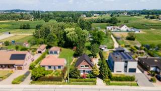 <p><span>Te renoveren woning met veel potentieel op ruim perceel in landelijk Schriek.</span></p><p><span>Bent u op zoek naar een woning die u volledig naar eigen smaak kunt renoveren? Dan biedt deze karaktervolle gezinswoning op een ruim perceel van maar liefst 2.072 m² heel wat mogelijkheden.</span></p><p><span>Op het gelijkvloers beschikt de woning over een lichtrijke leefruimte, een praktische keuken, een veranda en verschillende functionele ruimtes. De verdieping omvat drie slaapkamers en een aparte ruimte die kan worden ingericht als badkamer.</span></p><p><span>Een absolute troef is het ruime perceel met een uitgestrekte tuin. Hier geniet u volop van rust, ruimte en privacy, ideaal voor liefhebbers van het landelijke buitenleven.</span></p><p><span>De woning is rustig en landelijk gelegen in Schriek, terwijl omliggende gemeenten en belangrijke verbindingswegen vlot bereikbaar blijven. Een interessante eigendom voor wie op zoek is naar een renovatieproject met tal van mogelijkheden.</span></p><p><span>Zoals zichtbaar op de luchtfoto bevindt zich achteraan een aangrenzend weiland van 7.043 m². Dit perceel kan optioneel worden aangekocht aan een vraagprijs van € 50.000.</span></p><p><span>Interesse? Maak vrijblijvend een afspraak via 015/755 444 of <span>info@immovercammen.be</span></span><span>.</span></p><p><span> </span></p><p><span>Renovatieverplichting: binnen 6 jaar na aankoop dient het EPC-label van de woning verbeterd te worden tot minstens label D.</span></p><p><span> </span></p><p><span> </span></p>