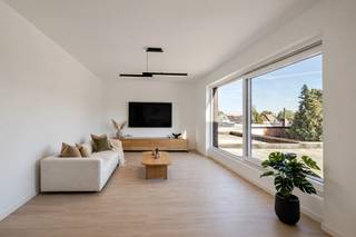 Welkom in Erembodegem, in het nieuwbouwproject aan de Brusselbaan 47. Het gebouw telt acht appartementen en beschikt over een lift en een fietsenstalling. De ligging is praktisch: de bushalte van De Lijn ligt voor de deur, het station van Erembodegem is op enkele minuten en de oprit van de E40 is vlakbij. Scholen, winkels en andere voorzieningen vind je in de buurt, en het centrum van Aalst bereik je snel.Het aanbod is gevarieerd. Er zijn appartementen met 1, 2 en 3 slaapkamers, van ca. 57 m² tot ca. 141 m², en elk appartement heeft een eigen indeling en een eigen buitenruimte. Op het gelijkvloers horen een terras en een private tuin bij de woning, op de verdiepingen een terras. De twee duplexen op de bovenste verdiepingen verdelen hun leefruimte en slaapkamers over twee niveaus. Parkeren kan op een staanplaats of in een garage, die je apart bij je appartement koopt.Het comfort is up-to-date. Alle appartementen worden gebouwd met de nieuwste technieken voor isolatie, ventilatie en energiezuinigheid, zodat het binnenklimaat het hele jaar aangenaam blijft en je energieverbruik laag is. De keuken richt je zelf in, met een budget van 15.000 excl. btw. Zo kies je zelf de stijl en de toestellen.Interesse in een van de appartementen? Vraag meer informatie aan, dan overlopen we samen de mogelijkheden en de prijzen.Aankoop aan 6% btw mogelijk.Sommige beelden werden met AI bewerkt en zijn louter informatief.