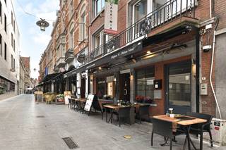 <p>In de iconische Muntstraat, zonder twijfel de meest sfeervolle horecastraat van het historische centrum van Leuven, bieden wij een uitzonderlijk opbrengsteigendom aan. Deze absolute toplocatie geniet van een permanente passage van bewoners, studenten, toeristen en bezoekers, omringd door de beste restaurants en gezellige terrassen die de stad te bieden heeft.<br /><br />Het gebouw omvat een ruime commerciële gelijkvloerse handelsruimte, momenteel verhuurd aan een restaurant, en zeven volledig verhuurde appartementen op de bovenliggende verdiepingen. Hierdoor geniet u onmiddellijk van een stabiele en aantrekkelijke huuropbrengst. De appartementen genereren samen een jaarlijkse huurinkomst van €71.000, terwijl de commerciële ruimte een jaarlijkse huur van €53.000 oplevert. De totale jaarlijkse huuropbrengst bedraagt daarmee €130.000.<br /><br />Het volledige gebouw werd in 2022 grondig gerenoveerd, waardoor het zich vandaag in uitstekende staat bevindt en een zorgeloze investering vormt voor de komende jaren.<br /><br />Dankzij de combinatie van een absolute A-locatie, een volledig verhuurd gebouw, een sterke huurdersmix en een recente totaalrenovatie is dit een zeldzame investeringsopportuniteit in het centrum van Leuven. Een ideaal pand voor investeerders die op zoek zijn naar een kwalitatief, toekomstgericht vastgoed met een onmiddellijk en stabiel rendement.<br /><br />Contacteer ons voor meer info of een volledig investeringsdossier.</p>