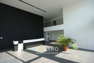 <u><strong>INDELING: </strong></u><br /><em><strong>Gelijkvloers:</strong></em> Mooie glazen inkomhal - receptie met balie - 2 private parkeerplaatsen voor de deur <br /><em><strong>Eerste verdieping: </strong></em> Landschapsburelen - gemeenschappelijke keuken (met spoelbak en koelkast en vaatwasser) - gemeenschappelijke sanitaire ruimten (dames/heren).<br /><br /><u><strong>AFWERKING:</strong></u> bevloering in tegels/tapijt, dubbele beglazing, aluminium schrijnwerk, verlaagd plafond met inbouwspots, spaarlampen en ingewerkte AIRCO-toestellen, TL-verlichting, muren bepleisterd en geschilderd, bekabeling via vloer, overal zonnewering, ingemaakte kasten.<br /><br /><u><strong>NUTSVOORZIENINGEN:</strong></u> elektriciteit, stadswater,  AIRCO Daikin (warm/koud) internet en telefonie (Belgacom).<br /><br /><u><strong>LIGGING:</strong></u> op industriezone "Herdersburg"; vlot bereikbaar via expresweg!<br /><br /><u>*Bijzonderheden</u><br /><strong>- Mogelijkheid tot het bijhuren van extra kantoorruimten</strong> (40m² &amp; 20m²)<br />- Private parkeerplaatsen voor de deur.<br />- Onmiddellijk beschikbaar.<br />- De maandelijkse vergoeding is exclusief btw (21%), onroerende voorheffing, aandeel in de gemene delen (pro rata oppervlakte) en verbruik nutsen.<br />- Onze referentie op<strong> www.centro.be</strong> :<strong> O0144-1</strong> of contacteer ons via <strong>050/70.01.02</strong><br /><br /><strong>CENTRO | </strong><strong>BEDRIJFSVASTGOED </strong>is reeds 25 jaar <u>gespecialiseerd in de bemiddeling van commercieel- en bedrijfsvastgoed</u> in West- en Oost-Vlaanderen.<br /><strong>Wilt u ook weten hoeveel uw bedrijfsgebouw waard is?</strong><br />Contacteer ons vrijblijvend voor een marktconforme waardebepaling van uw pand. 