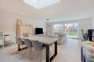 <span><span>In het dorpscentrum van <strong>Boezinge</strong>, deelgemeente van Ieper, stellen we u deze<strong> ruime en recent opgerichte bebouwing</strong> voor, gelegen op een perceel van 267 m². Deze woning werd afgewerkt in<strong> 2019</strong> en biedt u een zee aan ruimte en alle hedendaags comfort. Bovendien kan men genieten van een gunstige, doch rustige ligging <strong>op een boogscheut van het stadscentrum van Ieper en zijn invalswegen</strong>.<br /><br />Men beschikt over onder meer over <strong>4 grote slaapkamers</strong>, een <strong>inpandige garage</strong> en een <strong>onderhoudsvriendelijke tuin</strong>. De woonst heeft een <strong>bewoonbare oppervlakte van 204 m²</strong>. Aan ruimte dus geen gebrek! Daarnaast is het pand natuurlijk ook zeer energiezuinig (energielabel A) en de elektrische installatie is uiteraard conform gekeurd. Er wordt op heden verwarmd met centrale verwarming en radiatoren (aardgas). De ramen beschikken over hoogrendementsbeglazing en PVC raamkozijnen. Er zijn ook 4 opbouw-rolluiken voorzien om de slaapkamers te verduisteren. De woning is uitgerust met <strong>10 zonnepanelen </strong>en men kan gebruik maken van <strong>15.000 liter aan regenwater.</strong></span><br /><br /><span><em>Beschikbaarheid: Niet meteen beschikbaar bij akte. In overleg met eigenaars.</em></span><br /><br /><span><u>De indeling van de ruimtes is als volgt:</u><br />Gelijkvloers: inkom- en traphal - apart gastentoilet - voorraadberging - inpandige garage met wasplaats - aangename en ruime leefruimte met zithoek, eetplaats, bureau en open, ingerichte keuken.<br />Eerste verdieping: trap- en nachthal - 2 grote slaapkamers - badkamer uitgerust met douche, lavabomeubel en toilet.<br />Tweede verdieping: trap- en nachthal - 2 grote slaapkamers - berging/technische ruimte.<br />Exterieur: volledig afgesloten tuin met gazon en aansluitend terras - <strong>tuinberging met tweede, overdekt terras</strong>.<br /><br /><u>Enkele troeven:</u></span></span>
<ul>
	<li><span><span>Recent bouwjaar (2019), instapklaar en gunstig <strong>energielabel A</strong>;</span></span></li>
	<li><span><span>4 ruime slaapkamers en inpandige garage;</span></span></li>
	<li><span><span>Onderhoudsvriendelijke, aangelegde tuin;</span></span></li>
	<li><span><span>Ruime bewoonbare oppervlakte van 204 m²;</span></span></li>
	<li><span><span><strong>Overvloed aan (berg)ruimte</strong>;</span></span></li>
	<li><span><span>Gunstige locatie.</span></span></li>
</ul>
<span><span>Als je het ons vraagt is dit de ideale gezinswoning! Mis deze kans niet en leg vandaag nog uw bezoekmoment vast!</span><br /><br /><span>Wenst u meer informatie of een bezoek ter plaatse? Bel Diksimmo op het nummer <strong>051 50 11 51 </strong>of mail naar diksmuide@diksimmo.be.</span></span>