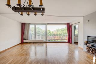 <strong>Ruim appartement met drie slaapkamers</strong> <br /><br />Dit lichtrijk appartement van maar liefst <strong>ca. 140 m² </strong>op de 3de verdieping is ideaal gelegen in een rustige straat. Vlak bij invalswegen, scholen, openbaar vervoer en winkels.<br /><br />Met zijn <strong>drie </strong>slaapkamers, <strong>twee </strong>terrassen, ruime leefruimte én keuken is dit de ideale woning op een gunstige ligging.<br /><br /><strong>Indeling</strong><br />- Inkomhal<br />- Lichtrijke leefruimte met grote raampartijen <br />- Riante keuken<br />- Berging/Wasplaats<br />- Badkamer met bad en een dubbele wastafel<br />- Slaapkamer 1 <br />- Slaapkamer 2<br />- Slaapkamer 3 <br />- Toilet<br /><br /><strong>Bijzonderheden<br /></strong>- Mobiscore van <strong>8,9/10<br /></strong>- <strong>EPC B</strong> met een score van <strong>169 kWh</strong> / (m² jaar)<br /><strong>- Asbestveilig<br />- Twee </strong>terrassen<strong><br /></strong>- Dubbele beglazing met aluminium schrijnwerk<br />- Mogelijkheid tot aankoop van een garagebox