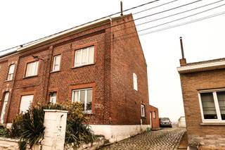 VIVRE DANS LA NOSTALGIE AU CŒUR DU PAJOTTENLAND RURAL. Cette construction semi-ouverte avec allée partagée menant au bâtiment arrière et grand...