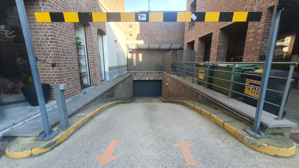 TE HUUR: autostaanplaats in Hasselt centrum - foto 2