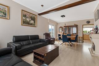 Vlakbij het centrum van Wommelgem, in een autoluwe – doodlopende straat, vindt u deze vrijstaande woning met 4 slaapkamers en mooie tuin. Het...