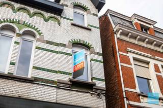 In het levendige hart van Zele vindt u deze prachtig gerenoveerde woning, tot in de kleinste details afgewerkt en klaar voor haar nieuwe...