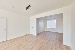 Deze woning onderging een volledige metamorfose en werd omgevormd tot een prachtige hedendaagse gezinswoning, waar energiezuinig comfort, licht en openheid centraal staan.<br />Kortom: bent u op zoek naar een instapklare thuis? Dan bent u hier aan het juiste adres.<br /><br />Dit pareltje werd volledig geschilderd en is reeds voorzien van verlichtingsarmaturen. Ook op technisch vlak werd kosten noch moeite gespaard: domotica en highspeed internet in elke ruimte zorgen voor hedendaags wooncomfort.<br /><br />Indeling op het gelijkvloers als volgt:<br />- Ruime inkomhal met ingemaakte kast voor alle technieken<br />- Dubbele deur naar de lichtrijke leefruimte<br />- Open, volledig ingerichte keuken met eiland en alle toestellen<br />(oven, keramische kookplaat, dampkap, koelkast, vaatwasmachine en dubbele spoelbak)<br />- Berging/wasruimte<br />- Gastentoilet<br /><br />Eerste verdieping:<br />- Twee volwaardige slaapkamers<br />- Ingerichte badkamer met douche, lavabo in meubel en toilet<br /><br />Tweede verdieping:<br />- Derde slaapkamer<br />- Tweede badkamer met douche, lavabo en toilet<br /><br />Buiten geniet u van een ruim terras en een mooi aangelegde tuin met gras en beukenhaag, waar u een prachtig open uitzicht hebt over de achterliggende velden. Dankzij de zuidoostelijke oriëntatie is het hier heerlijk vertoeven.<br /><br />Extra troeven:<br />- Centrale verwarming op aardgas<br />- Vloerverwarming op het gelijkvloers<br />- Conforme elektriciteit<br />- Airconditioning (warm/koud) in alle slaapkamers<br />- Dak- en vloerisolatie<br />- PVC-ramen met hoogrendementsglas<br />- Droge kelder<br />- Afgesloten privatieve doorgang naast de woning met directe toegang tot terras en tuin<br />- Ventilatiesysteem<br />- Regenwaterput aanwezig (nog niet aangesloten)<br />- Moderne afwerking met stijlvolle zwarte en gouden accenten<br /><br />📅 Bezoekdag: 14 februari 2026<br />Reserveer tijdig uw bezoek en ontdek zelf dit fantastisch aanbod!<br /><br />💶 De gepubliceerde prijs is een richtprijs.