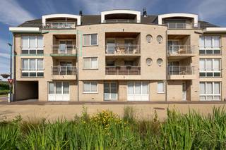 Dit instapklaar en gezellig hoekappartement met een bewoonbare oppervlakte van 103 m² is terug te vinden in het centrum van Meulebeke.<br />Het appartement is gelegen op de tweede verdieping en heeft een terras vooraan met mooi zicht op het stadspark en een terras achteraan.<br />Door de centrale ligging zijn diverse winkels, supermarkten, openbaar vervoer, scholen, ... gelegen op wandelafstand.<br /><br />Indeling: inkomhal met ruime vestiairekast - gastentoilet met handwasser - ruime en lichtrijke woonkamer met centrale verwarming gas en parketvloer - keuken met eethoek, elektrisch koken, dampkap, oven, koelkast, dubbele spoelbak - was- en bergruimte - 2 slaapkamers - badkamer met lavabomeubel, bad met douchewand en toilet.<br /><br />Algemeen:<br />- EPC 132 - label B<br />- Energiezuinig<br />- Geen renovatieverplichting<br />- Blanco bodemattest<br />- Elektrische keuring in aanvraag<br />- Overal parketvloer aanwezig<br />- Videofoon aanwezig<br />- Stedenbouwkundige inlichtingen in aanvraag<br />- Vrij bij akte