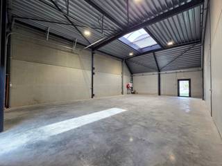 Op een zeer gunstige en rustige locatie, centraal gelegen tussen Bornem en Puurs en dichtbij alle nodige faciliteiten, bieden wij deze KMO-unit aan.<br /><br />Dit strategisch gelegen bedrijventerrein bevindt zich in de gouden driehoek Antwerpen – Brussel – Gent, met directe nabijheid van de N16 en uitstekende verbindingen naar de A12 en E17.<br /><br />De geïsoleerde unit van 126m² heeft een vrije hoogte van 6 meter. Er is een automatische sectionaalpoort (3,50m breed x 4m hoog), een lichtstraat met rookluik en een duurzame polybetonvloer, verlichting en een aantal stopcontacten.<br /><br />De unit is voorzien van water en elektriciteit.<br /><br />Als extra is er één autostaanplaats vooraan de unit. Tevens is er een gemeenschappelijke parking aanwezig.<br /><br />De huurprijs is exclusief BTW en onroerende voorheffing. De gemeenschappelijke kost wordt geschat op 30,00 euro.<br /><br />Indien gewenst kan de unit samen gehuurd worden met de woning die zich achter de unit bevindt.<br /><br />Heb je interesse in deze KMO-unit?<br />Neem gerust contact op via yordi@julimmo.be of 0473 76 18 07.