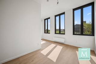 <p><span>STUDENTS ONLY! Gemeubelde studio in hartje Mechelen - EERSTE BEWONING NA RENOVATIE </span></p><p><span>Kom blokken in Blokstraat 10", dé moderne en knusse thuisbasis voor studenten die comfortabel willen wonen. Je komt terecht in een spiksplinternieuwe doch supergezellige studio, voorzien van alle modern comfort en gemak.</span></p><p><span>Zeer centraal gelegen in hartje Mechelen (Vismarkt) terwijl je geniet van een rustige straat vlakbij alle voorzieningen (Thomas More, winkels, bushaltes, de levendige Markt en Bruul, etc.)</span></p><p><span>De studio is gelegen op de eerste verdieping met grote ramen richting de tuin en dus veel daglicht. De studio beschikt over een ruime aparte badkamer, een apart toilet alsook een leefgedeelte met slaapplaats, zithoek en open kitchenette.</span></p><p><span> </span></p><p><span>Ter info:</span></p><p><span>·De studio heeft een totale oppervlakte van 19,5m² en omvat een aparte toilet alsook een aparte ruimte badkamer met douche, ingebouwde lavabo met lade en spiegel.</span></p><p><span>·De studio is bemeubeld met een enkel bed (matras zelf te voorzien), een bureau van 160x80cm, een bureaustoel en een kleerkast. Persoonlijke aankleding en detaillering laten we aan de bewoner over (binnen de grenzen van het huishoudelijke reglement).</span></p><p><span> </span></p><p><span>Verder beschikt het pand over het modernste gemak en technische eisen als volgt:</span></p><p><span>·videofoon met kleurenscherm per individuele studio;</span></p><p><span>·verwarming (én koeling in kamers en studio's) via warmtepomp en ventiloconvector;</span></p><p><span>·grote gemeenschappelijke ruimte op gelijkvloers met volledig uitgeruste keuken, zithoek en apart toilet;</span></p><p><span>·gemeenschappelijke tuin waar het heerlijk vertoeven is in lente, zomer en herfst!</span></p><p><span>·vloerverwarming in de gemeenschappelijke delen</span></p><p><span>·ventilatie systeem C;</span></p><p><span> </span></p><p><span>ENKEL voor studenten en GEEN domicilie mogelijk!</span></p><p><span>Maandelijkse gemeenschappelijke lasten bedragen 75 (provisie) en omvatten water, elektriciteit, verwarming en internet.</span></p><p><span>Kom zeker langs voor een bezoek en ontdek Blokstraat 10, dé plek in Mechelen om te studeren, relaxen én connecteren.</span></p><p><span> </span></p><p><span>Voor een bezoek of meer info : contacteer De Makelaardij - 015 20 20 82 - info@demakelaardij.be</span></p><p><span> </span></p>
