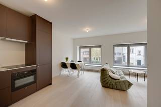 <p><strong>Interessante investeringsopportuniteit bestaande uit twee kwalitatief gerenoveerde appartementen in een kleinschalig gebouw dat in 2025 volledig werd gerenoveerd. Beide appartementen beschikken over een volwaardige slaapkamer aangevuld met een extra bureau-, dressing- of hobbyruimte. De brede leefruimtes zorgen voor een aangenaam gevoel van ruimte en veel natuurlijke lichtinval. Dankzij hun praktische indeling en hedendaagse afwerking spreken deze appartementen een ruim huurpubliek aan.</strong></p><p> </p><p><strong>Gerenoveerd zoals het hoort</strong></p><p><br />Dit is geen snelle opfrissing, maar een grondige renovatie waarbij alles werd meegenomen. Dak, isolatie, technieken en afwerking werden zorgvuldig aangepakt met oog voor wooncomfort en energiezuinigheid. </p><p> </p><p><strong>Keukens met karakter</strong></p><p><br />De keukens zijn volledig uitgerust en durven af te wijken van het standaardverhaal. Combi-microgolfoven, koelkast, inductiekookplaat en dampkap zijn allemaal aanwezig, afgewerkt in eigentijdse kleuren wat zorgt voor een speelse toets. Functioneel in gebruik, strak en fris in uitstraling. De badkamers sluiten mooi aan: Granito-tegelvloer, leuk betegelde douche én praktisch ingericht.</p><p> </p><p><strong>Verhuurvriendelijke investering</strong></p><p> </p><p>Elke woonentiteit beschikt over aparte nutsvoorzieningen en een privatieve kelderberging, wat zorgt voor een vlot en transparant beheer. De gemeenschappelijke kosten zijn dan ook zeer beperkt. In de kelder is aansluiting wasmachine en droogkast voorzien. Daarnaast is er een overdekte fietsenberging aanwezig. Achter het gebouw kunnen bovendien overdekte autostaanplaatsen afzonderlijk worden aangekocht. Bij een geschatte huurwaarde van <strong>€875 per appartement per maand</strong> bedraagt de potentiële huuropbrengst ongeveer €21.000 per jaar, wat overeenkomt met een bruto aanvangsrendement van circa 4,2% op de vraagprijs.</p><ul><li><p>EPC bus 101: 62 kWh/m²jaar</p></li><li><p>EPC bus 201: 102 kWh/m²jaar</p></li></ul>