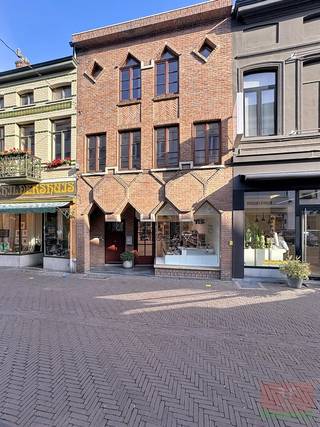 Welkom in het stadscentrum te Zottegem, de poort tot de Vlaamse Ardennen.<br /><br />Deze <strong>UNIEKE kans</strong>, ideaal voor <strong>investeerders of kopers op zoek naar woongelegenheid in het centrum</strong>, omvat <strong>3 verschillende componenten</strong>:<br />* <strong>een apart toegankelijke (verhuurde) handelszaak op het gelijkvloers.</strong><br />* <strong>een triplex appartement met aparte inkom, 4 slaapkamers en 174m² bewoonbare ruimte.</strong><br />* <strong>een aparte garage</strong> rechtover de handelszaak / het appartement pal in het centrum.<br /><br />Gelegen in de Stationsstraat, hét <strong>commerciële centrum</strong> van de stad, en op <strong>100m van het trein- en busstation</strong>, biedt deze opportuniteit alle mogelijkheden die een investering verlangt.<br />Alles op wandelafstand, auto bij de hand, en vlotte aansluiting op alle naburige invalswegen. <strong>Deze opportuniteit biedt alle mogelijkheden!<br /><br />* Appartement:<br /> </strong>Dit triplex appartement biedt <strong>174m² bewoonbare oppervlakte</strong>, en beschikt naaste een aparte inkomhal ook over een ruime kelder, die voldoende opbergruimte biedt alsook dienst kan doen   als fietsberging. Dit appartement heeft 4 slaapkamers, een keuken voorzien van alle mogelijkheden, een eetkamer, een badkamer, berging, een terras, 3 toiletten, en ook nog een extra   leefruimte op het 3de verdiep. Het appartement heeft een EPC- E label, dat mits extra isolatie van het dak onmiddellijk overgaat naar een D - label. Aanwezigheid van convectoren en   verwarming op elektriciteit.<br /><br /><strong>* Winkelruimte:</strong><br /> de winkelruimte heeft een <strong>oppervlakte van 92m², waarvan 62 m² winkel en 30m² berging</strong>. Momenteel herbergt het <strong>de zaak "Zot van Kaas"</strong>, waarvan het huurcontract momenteel nog jaar  gegarandeerd is. De winkel biedt dus een zekerheid op huurinkomsten en beschikt naast een koelruimte en aardgas ook over een EPC- label C. Hier is ook een gelijkvloerse buitenruimte en een  kelder beschikbaar.<br /><br /><strong>* garagebox met kantelpoort</strong>:<br />  met toegang rechtover de winkelruimte / appartement. Altijd beschikbaar en eveneens vlot verhuurbaar.<br /><br /><strong>Weet</strong>: de vermelde prijs is een richtprijs/startprijs. Deze methode geeft jou, als potentiële koper, de kans om op een transparante manier te bieden.<br />Na ontvangst van deze biedingen zal de verkoper beslissen of hij/zij de eigendom verkoopt aan het hoogste bod, de richtprijs is aldus niet bindend voor de verkoper.<br /><br /><strong>Wenst u meer info? Aarzel dan niet!</strong><br />Neem contact met <strong>Gunther op 0476/60.67.96</strong> of mail naar immo@vastgoed-ff.be<br />Tijdens de kantooruren op 053/21.21.21<br /> 