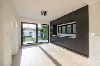 Charmante Halfopen Woning met dubbele garage + oprit op Toplocatie te BrasschaatOp zoek naar een karaktervolle thuis in het hartje van Brasschaat?...