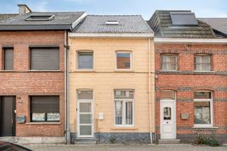 <p>Cette maison entièrement rénovée de 3 chambres à Willebroek séduira les personnes à la recherche d’un logement prêt à habiter, situé au calme tout en restant particulièrement bien connecté. Entièrement mise à nu et rénovée en 2023, elle offre un intérieur contemporain, fonctionnel et lumineux.</p><p>Au rez-de-chaussée, vous découvrirez un espace de vie confortable bénéficiant d’une belle lumière naturelle. La cuisine moderne s’intègre harmonieusement à l’ensemble et offre un cadre agréable pour la vie quotidienne comme pour les moments partagés en famille ou entre amis.</p><p>Le premier étage comprend deux chambres spacieuses, une salle de bains ainsi qu’une buanderie séparée. Cette organisation pratique permet de conserver des espaces de vie agréables tout en disposant de toutes les fonctions nécessaires au quotidien.</p><p>Au deuxième étage se trouve une troisième chambre. Un espace supplémentaire peut encore être aménagé selon vos besoins et devenir un bureau, une chambre complémentaire, un espace de loisirs ou un grenier pratique. La maison offre ainsi une belle flexibilité pour évoluer avec votre situation familiale ou professionnelle.</p><p>À l’extérieur, vous profitez d’un agréable jardin où vous pourrez vous détendre, partager un repas ou simplement profiter des beaux jours. La situation constitue également un véritable atout. Vous vivez dans un environnement calme à Willebroek tout en bénéficiant d’un accès rapide à l’autoroute A12 et aux communes environnantes.</p><p>La première journée de visites aura lieu le 26 septembre. Pour découvrir cette maison rénovée et prête à habiter, planifiez votre visite via notre site internet en cliquant sur le bouton « Prendre rendez-vous ».</p>