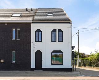 In 2021 onderging deze halfopen bebouwing een professionele totaalrenovatie met oog voor detail. Zo werd er enerzijds rekening gehouden werd met de strenge normen inzake energiezuinigheid. Anderzijds werd heeft men ook gezorgd voor een prachtig interieur én exterieur met kwalitatief hoogstaande materialen.<br /><br />Dankzij de verregaande verbouwing heeft men een bewoonbare oppervlakte gecreëerd van 134m² alsook een knusse buitenruimte op het gelijkvloers. De woning heeft een prachtige open leefruimte die verbonden is met de volledig ingerichte keuken, 3 slaapkamers en een badkamer met douche.<br /><br />Deze halfopen bebouwing is gelegen aan de stadsrand van Scherpenheuvel. Deze ligging zorgt voor een makkelijke bereikbaarheid van de omliggende gemeenten zoals bijvoorbeeld Diest alsook een snelle verbinding met de E314.<br /><br /><strong><u>INDELING:</u></strong><br /><strong>Gelijkvloers:</strong>Ruime inkom, open leefruimte, volledig ingerichte keuken, gang, badkamer met douche en toilet, bergruimte, knusse buitenruimte<br /><strong>1<sup>ste</sup> verdieping:</strong>Nachthal, apart toilet, 2 slaapkamers waarvan er 1 toegang geeft tot een buitenruimte via een groot schuifraam<br /><strong>2<sup>de</sup> verdieping: </strong>3<sup>de</sup> slaapkamer<br /><br />Ervaar zelf de vele voordelen van deze woning tijdens een persoonlijke rondleiding.<br />Maak vandaag nog je afspraak.<br />Mail naar info@immopersyn.be of bel 013 444 008.<br />