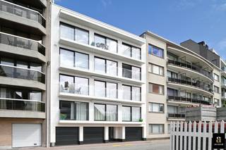 <p><strong>South-facing 1-bedroom apartment with open view – Albertstrand / Rubensplein</strong></p>
<p>Located on the Jozef Nellenslaan, just 150 metres from the seafront promenade, this charming one-bedroom apartment offers an open view over the elegant villa residences across the street. Thanks to its south-facing orientation, the apartment enjoys natural daylight throughout the day and a warm, inviting atmosphere.</p>
<p>The property features a spacious living room with access to a sunny front terrace, while at the rear, another large terrace offers a pleasant outdoor space. The modern bathroom includes a bathtub, and the fully equipped kitchen ensures maximum comfort. A practical storage room adds to the convenience.</p>
<p>A private cellar is included with the apartment, and there is a convenient bicycle storage area on the ground floor.</p>
<p>For those seeking extra convenience, a large garage box is available for purchase within the building. The asking price for the garage is €150,000.</p>
