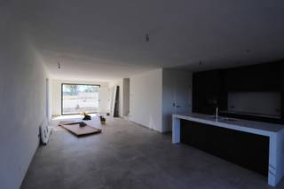 INDELINGGELIJKVLOERSInkomhal met ingemaakte kast, toiletruimte met handenwasser, woonkamer met open keuken en trap naar de bovenverdieping.Keuken met...