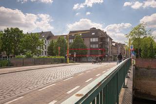 <strong>TE HUUR – Goed onderhouden appartement met 3 slaapkamers, terras en prachtig uitzicht.</strong><br /><br />Op een <strong>uitstekende locatie</strong> aan de stadsvesten van Lier bevindt zich dit goed onderhouden appartement op de eerste verdieping, met een prachtig uitzicht over onder meer de Nete.<br />Dankzij de centrale ligging geniet u van een vlotte bereikbaarheid én de nabijheid van het historische stadscentrum, winkels, scholen en openbaar vervoer.<br /><br />Het appartement biedt een praktische en comfortabele indeling met een inkomhal, een lichtrijke woonkamer, een ingerichte keuken, een berging, een badkamer, een afzonderlijk toilet en maar liefst <strong>drie slaapkamers</strong>.<br />Daarnaast beschikt het appartement zowel over een balkon als een <strong>aangenaam terras</strong> waar u in alle rust kan genieten.<br /><br />Een bijkomende troef is de <strong>bijzonder ruime garage</strong>.<br /><br />Het gebouw is uitgerust met een <strong>lift</strong>, wat extra comfort biedt.<br /><br />Troeven van het appartement:<br />*Gunstige ligging aan de stadsvesten<br />*Prachtig uitzicht over de omgeving en de Nete<br />*3 slaapkamers<br />*Balkon én terras<br />*Zeer ruime garage<br />*Lift<br /><br /><strong>EPC: 125 kWh/m² – Label B</strong><br /><br /><strong>Gemeenschappelijke kosten = 50 euro per maand.<br /><br />Beschikbaar vanaf 01/09/2026.</strong><br /><br /><strong>Ontdek dit pand nu al via de interactieve grondplannen met foto's.</strong><br />Ga hiervoor naar www.wijns.be en klik op de detailpagina van dit pand.<br /><br />Interesse? Neem snel contact met ons op voor meer informatie of een bezichtiging. <br /><strong>Bel 0473/33 33 33 of mail philip@wijns.be.</strong>