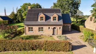 <strong>Ruime gezinswoning met 4 slaapkamers, polyvalente ruimte, vrijstaande garage met carport en open zicht in Nieuwmoer</strong><br /><br />Deze<strong> ruime en veelzijdige gezinswoning</strong> in Nieuwmoer combineert aangename leefruimtes met een praktische indeling en een bijzonder groene buitenomgeving. De woning beschikt over <strong>4 slaapkamers, 2 badkamers</strong>, een bijkomende polyvalente ruimte boven de garage en een ruime vrijstaande garage met carport. Dankzij de slaapkamer en douchekamer op het gelijkvloers zijn er bovendien interessante mogelijkheden voor<strong> gelijkvloers wonen of een afzonderlijk gedeelte voor een inwonend gezinslid</strong>. De tuin geniet achteraan van een mooi <strong>open zicht richting de omliggende velden.</strong><br /><br /><strong>Gelijkvloerse verdieping</strong><br />- Inkomhal met <strong>gastentoilet </strong>en handenwasser<br />- Ruime woon- en eetkamer met <strong>elektrische haard</strong> en schuifraam naar de tuin<br />- Mooi zicht vanuit de leefruimte op de tuin en de achterliggende velden<br />- Afzonderlijke keuken met natuurstenen werkblad, inductiekookplaat, combi-oven, vaatwasser en ingebouwde koelkast<br />- Aansluitende hal met buitendeur en praktische uitgietbak<br />-<strong> Bureau/slaapkamer</strong> op het gelijkvloers<br />- Douchekamer met douche, lavabo en toilet<br />- Inpandige garage, momenteel ingericht als <strong>wasplaats</strong><br />- Vaste trap vanuit de garage naar de bovenliggende verdieping<br />- Keramische tegelvloer op het gelijkvloers<br /><br /><strong>Eerste verdieping</strong><br />- Nachthal<br />- <strong>3 slaapkamers</strong><br />- Hoofdslaapkamer met ingemaakte kasten<br />- Recent vernieuwde badkamer met <strong>ligbad, ruime inloopdouche</strong>, <strong>dubbel lavabomeubel met natuurstenen blad</strong> en toilet<br />- Laminaatvloer in de slaapkamers<br />- Keramische tegelvloer in de badkamer<br /><br /><strong>Verdieping boven de garage</strong><br />- <strong>Ruime polyvalente kamer</strong>, momenteel ingericht als sportruimte<br />- Mogelijkheden als bijkomende slaapkamer, hobbyruimte of werkruimte<br />- In combinatie met de gelijkvloerse slaapkamer en douchekamer interessant voor een meer afzonderlijk gedeelte binnen de woning<br /><br /><strong>Zolder en kelder</strong><br />- Praktische <strong>bergzolder </strong>bereikbaar via vlizotrap<br />- Woning gedeeltelijk onderkelderd<br />- Overige gedeelte voorzien van kruipruimte<br /><br /><strong>Tuin en buitenruimte</strong><br />- Ruime en groene tuin met <strong>open zicht richting de achterliggende velden</strong><br />- Terras aangelegd in blauwe steen<br />- Vrijstaande, geïsoleerde <strong>garage </strong>van ca. 6,5 x 6,5 m<br />- Aansluitende <strong>carport</strong><br />- <strong>Serre </strong>voorzien van elektriciteit, water en veiligheidsglas<br />- 2 pruimenbomen<br /><br /><strong>Bijzonderheden</strong><br />- <strong>4 slaapkamers + polyvalente ruimte</strong><br />- <strong>2 badkamers</strong><br />- Interessante mogelijkheden voor <strong>gelijkvloers wonen</strong><br />- Keuken vernieuwd <br />- Vrijstaande garage <br />- Badkamer en gastentoilet vernieuwd <br />- Cv-ketel vernieuwd i<br />- <strong>15 zonnepanelen</strong> en <strong>thuisbatterij </strong>van 10 kWh <br />- Rolluiken aanwezig<br />- Regenwaterput van 3.000 liter<br /><br /><strong>Ligging</strong><br />Gelegen in Nieuwmoer, in een groene omgeving nabij de Nederlandse grens. Een supermarkt bevindt zich op ca. 1 km, scholen op ca. 800 m en het station van Wildert op ca. 5 km. Achter de woning bevinden zich landbouwgronden, waardoor de tuin geniet van een aangenaam open en landelijk uitzicht.<br /><br /><strong>Een ruime en veelzijdige gezinswoning met een flexibele indeling, verschillende renovaties, een royale garage en een groene tuin met open zicht op de achterliggende velden.<br /></strong><br />Bewoonbare opp. 203 m² ref.: bruto vloeropp. EPC-certificaat.