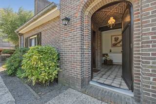 Gelegen in de gegeerde villawijk Noordhoek in De Haan bevindt zich deze vrijstaande villa op een mooi perceel van 765 m². Met een bewoonbare oppervlakte van 212 m² biedt deze woning een uitstekende basis voor wie op zoek is naar ruimte, rust en uitbreidingsmogelijkheden.<br /><br />Via de inkomhal met gastentoilet en vestiaire komt u in de lichtrijke leefruimte van 37 m², waar grote raampartijen en een gezellige houthaard zorgen voor een aangename sfeer. De ruime keuken biedt directe toegang tot de zonnige tuin. Verder beschikt de woning over drie volwaardige slaapkamers, een badkamer met ligbad, dubbele lavabo en tweede toilet, een praktische berging/technische ruimte en een ruime zolder met potentieel voor extra kamers of hobbyruimte.<br /><br />Een absolute troef is de dubbele garage van ruim 31 m² met bijkomende zolderruimte, ideaal als extra opslag of atelier.<br /><br />De woning is uitgerust met meranti ramen met dubbele beglazing en centrale verwarming op aardgas. Het EPC bedraagt 334 kWh/m² (label D), waardoor er geen renovatieplicht van toepassing is.<br /><br />Een unieke opportuniteit voor wie een ruime gezinswoning zoekt op een toplocatie, op korte afstand van het strand, het centrum van De Haan en alle voorzieningen.