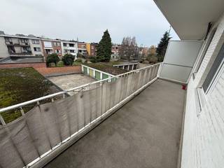 Gerenoveerd, instapklaar appartement op zeer centrale ligging in de onmiddellijke omgeving van de grote verbindingswegen, openbaar vervoer,...<br /><br />Indeling : <br />Inkomhal op parket met ingemaakte kasten.<br />Afzonderlijk toilet.<br />Ruime livin : 40 m² op parket.<br />Ingerichte keuken : 9 m², keramisch kookfornuis, dubbele afwasbak, dampkap, combi-oven, frigo, diepvriezer.<br />Nachthal.<br />Slaapkamer 1 : 16.5 m², laminaat.<br />Slaapkamer 2 : 9 m², parket.<br />Slaapkamer 3 : 8 m², parket.<br />Ingerichte badkamer.<br />Terras voor (2 m²) - en achteraan (9 m²).<br /><br />Algemene onkosten : €295/mnd, inclusief provisie CV en water (jaarlijks volgt er een afrekening).