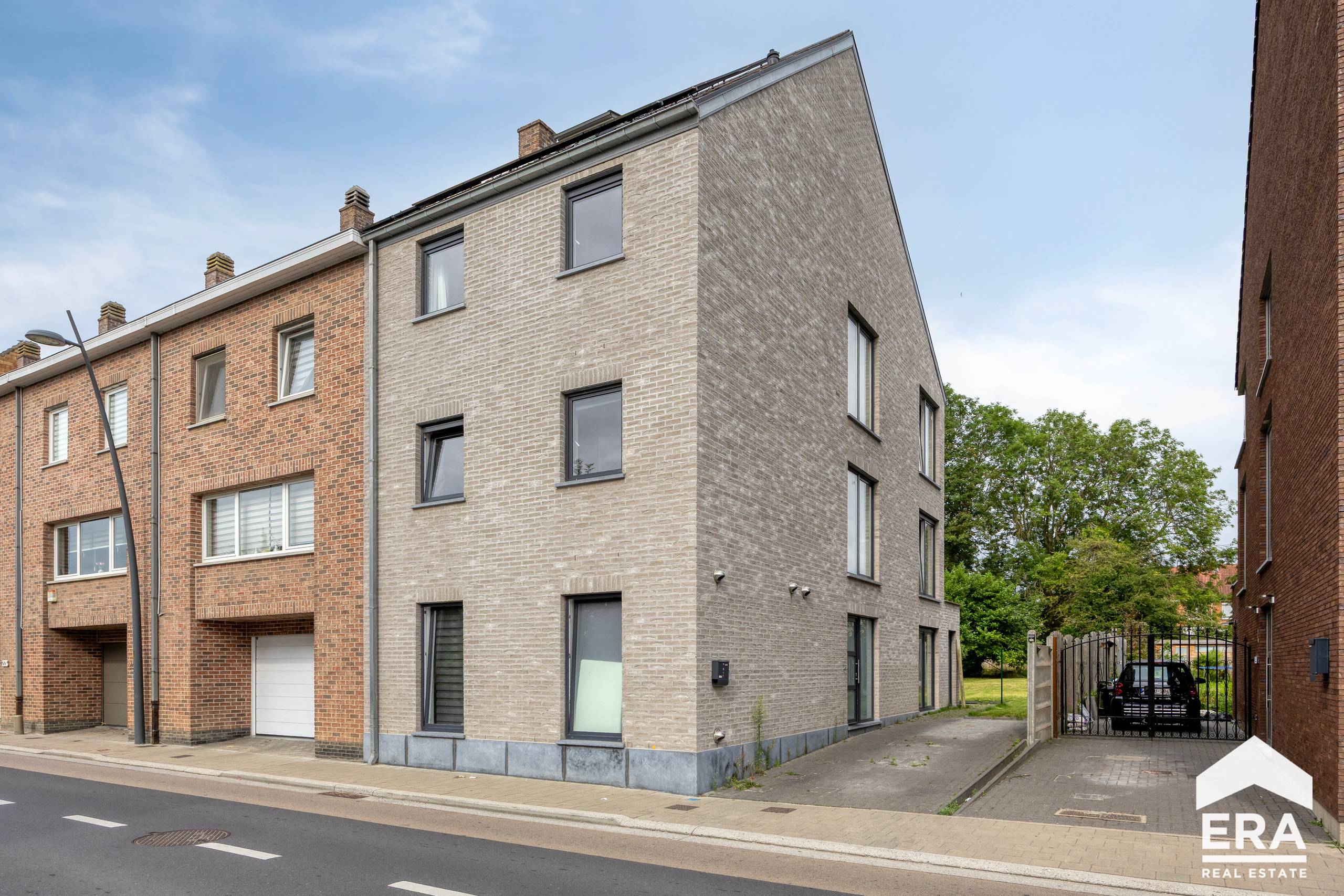 House for sale in Sint-Pieters-Leeuw with 6 bedrooms - photo 1