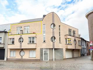 Ruim duplexappartement met DRIE VOLWAARDIGE SLAAPKAMERS, TWEE AANGENAME ZONNETERRASSEN EN CARPORT, ideaal gelegen in het HART VAN ZOTTEGEM...