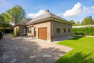 Wie op fietsafstand van Mariakerke-centrum en/of Gent-centrum, een gezellige open bebouwing zoekt, zal hier zijn gading vinden.<br />In een rustige, doodlopende, straat vinden we deze perfect onderhouden bungalow met tuin (663 m²), op slechts 2,3 km van de oprit van de R4 richting de E17/E40.<br /><br />Wat men nodig heeft, kan men terugvinden in de onmiddellijke omgeving.<br /><br />Dit is de perfecte starterswoning daar alles goed onderhouden is, de woning over een up-to-date centrale verwarmingsketel beschikt, dubbel glas, dakisolatie, etc., kortom een woning waar men niet onmiddellijk grote kosten heeft. Dit betekent vooral ook een unieke kans om deze woning volledig naar eigen smaak aan te passen, tijdens de periode dat men er reeds woont.<br />De footprint van de woning beslaat 161 m² en de bijkomende, in te richten, 1ste verdieping/zolder beslaat nog eens een extra 74 m² zodat men over een totaal bewoonbare oppervlakte van 235 m² beschikt.<br />Het omringende groen en de mooie lichtinval geven alvast een sterke basis.<br /><br />Indeling:<br />*Gelijkvloers: inkomhal met vestiairekast, gastentoilet, een grote leefruimte met connectie richting de lichtrijke keuken, keukenberging, 2 mooie grote slaapkamers, 1 kleinere kinderslaapkamer met ingebouwde kast, een gerenoveerde badkamer (ligbad/douche met lavabo en onderliggende kasten) en een heel grote inpandige garage met technische hoek.<br />Via de garage kan u naar boven gaan (betonnen predallen als afwerking, dus geen contactgeluid naar beneden en een heel kloeke structuur!).<br />*1ste verdieping: een heel grote ruimte welke nog perfect kan dienst doen (mits het plaatsen van een vaste trap) als 2/3 extra slaapkamers.<br /><br />De bereikbaarheid is TOP: 13 min fietsafstand van Gent-centrum, 20 min met de fiets tot aan het treinstation van Gent Sint-Pieters, op wandelafstand van openbaar vervoer en 3 min met de wagen tot aan de oprit van de R4,....,<br /><br />Mobiscore: 8,7/10<br /><br />Indien u meer info wenst of een bezoek ter plaatse, aarzel dan niet en neem gerust contact op met Pieterjan Windey op pw@entree.be of gsm 0472 80 20 65