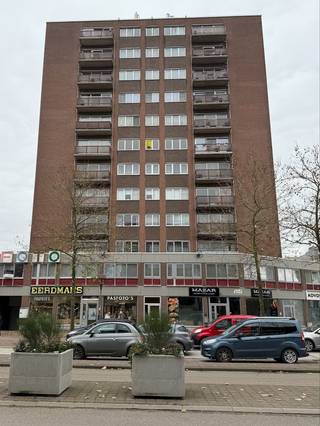 Genk-centrum , Dieplaan 29 bus 28 – Gezellig appartement met 1 slaapkamer (47 m²) en kelderberging.<br /><br />Dit appartement is ideaal gelegen in het centrum van Genk en geschikt voor 1 persoon.<br /><br />Het appartement bevindt zich op de 5de verdieping van Residentie Algure en is gelegen vlak tegenover het stadhuis en Stadsplein. <br />Deze residentie beschikt over een verzorgde inkomhal en 2 liften. <br /><br />Het appartement is ingedeeld als volgt: 
<ul>
	<li>inkomhal met toegang naar het het toilet en woonkamer</li>
	<li>lichtrijke woonkamer met mooi uitzicht</li>
	<li>open keuken met koelkast + nieuwe oven, keramische kookplaten en dampkap (deze worden begin december nog geïnstalleerd)</li>
	<li>slaapkamer</li>
	<li>badkamer met ligbad, wastafel en aansluiting voor een wasmachine</li>
	<li>apart toilet</li>
	<li>praktische kelderberging.</li>
</ul>
<br /><strong>Het appartement werd net helemaal herschilderd en behangen en er worden begin december nieuwe keukentoestellen geïnstalleerd (dampkap, oven en vitrokeramische kookplaat)</strong><br /><br /><strong>Bijzonderheden:</strong>

<ul>
	<li>Beschikbaar: onmiddellijk</li>
	<li>Aparte toiletruimte</li>
	<li>EPC-label C</li>
	<li>Lift aanwezig</li>
	<li>Kelderberging</li>
	<li>Topligging in het centrum van Genk</li>
	<li>In de maandelijkse lasten (€60/maand) is reeds een provisie inbegrepen voor het privé waterverbruik</li>
	<li>Centrale ligging: op wandelafstand van winkels, scholen, apotheek en openbaar vervoer.</li>
</ul>
<br />Voor meer informatie of een plaatsbezoek kunt u contact opnemen met ons kantoor via 089/308.700.