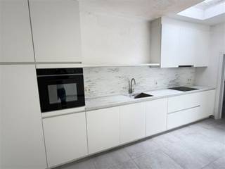 <p>Deze verzorgde woning werd recent gerenoveerd en is bijna instapklaar. </p><p>Op het gelijkvloers bevindt zich een ruime leefruimte met veel lichtinval en een schuifraam dat uitgeeft op het terras. </p><p>De nieuwe keuken is praktisch ingericht met toestellen. Achter de keuken treffen we een berging met de cv-ketel en aansluiting voor de wasmachine.</p><p>Op de eerste verdieping vindt u twee slaapkamers, een volledig vernieuwde badkamer met inloopdouche en een tweede, apart toilet. </p><p>Via een vaste trap bereikt u de afgewerkte zolderverdieping. Deze ruimte kan perfect ingericht worden als extra slaapkamer, bureau of hobbyruimte.</p><p>Achteraan geniet u van een zonnig terras en een gezellige stadstuin, waar u in alle rust kan ontspannen.</p><p><strong>Troeven</strong></p><ul><li>Recent gerenoveerd in 2025-2026</li><li>Goede verbindingen en vlotte bereikbaarheid</li><li>Nabij winkels en dagelijkse voorzieningen</li><li>Parking voor de woning<br /> </li></ul><p>Interesse of een bezoek plannen? Bel 0475/62.74.00.</p>