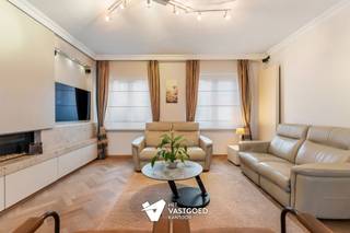 <p><span>Perfect onderhouden stadswoning (174m²) met 5 slaapkamers en aanpalende garage.</span></p><p><span> </span></p><p><span>Belangrijkste troeven: </span></p><p><span>- Centrale ligging</span></p><p><span>- Kwalitatief afgewerkt</span></p><p><span>- Uitstekend onderhouden</span></p><p><span>- 5 slaapkamers</span></p><p><span>- Volledig onderkelderd</span></p><p><span>- Stadstuin</span></p><p><span>- Aanpalende garage</span></p><p><span> </span></p><p><span>Bekijk zeker ook de grondplannen met de afmetingen. Zo krijgt u van thuis uit al een perfect beeld van wat deze woning te bieden heeft!</span></p><p><span> </span></p><p><span>Wenst u meer info of een vrijblijvende bezichtiging, contacteer dan ons kantoor op het nummer 011 85 15 15 en wij helpen u graag verder.  </span></p>