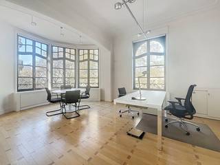 In het hart van Brussel, in de Van Orleystraat, vindt u deze uitzonderlijke kantoorruimte van circa 350 m², verdeeld over twee kantoorplateaus op de tweede en derde verdieping van een prestigieus herenhuis. Deze twee verdiepingen kunnen afzonderlijk of samen gehuurd worden.De ruimtes combineren authentieke charme met moderne functionaliteit, dankzij de hoge plafonds, prachtige parketvloeren en grote ramen die voor een overvloed aan natuurlijk licht zorgen. Het pand is instapklaar en biedt een flexibele indeling met een mix van grote, open landschapskantoren en verschillende aparte burelen, ideaal voor bedrijven die zowel collaboratieve als private werkplekken wensen.De kantoren zijn voorzien van airconditioning, kitchenettes en modern sanitair. In de huurprijs is eveneens het gebruik van de gemeenschappelijke vergaderzalen op het gelijkvloers inbegrepen.De maandelijkse huurprijs bedraagt € 5.350. De gemeenschappelijke lasten (o.a. lift, taksen, onderhoud) worden verrekend via een provisiesysteem.Dit is een unieke kans om uw bedrijf te vestigen in een professionele en inspirerende omgeving met cachet in het centrum van de hoofdstad.Aarzel niet om ons te contacteren voor meer informatie of om een bezoek ter plaatse in te plannen.