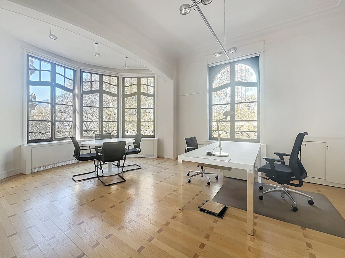 Karaktervol kantoor (350 m²) in statig herenhuis Brussel - foto 1