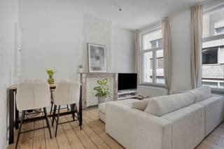 <p><span>Dit gezellige </span><span>appartement </span><span>staat te koop in de Lange Herentalsestraat in het </span><span>centrum van Antwerpen</span><span>. De ligging is </span><span>super centraal</span><span>, vlakbij winkels, parken, openbaar vervoer (Centraal Station) en op wandelafstand van de Meir.</span></p><p><span> </span></p><p><span>Achter de </span><span>prachtige gevel</span><span> schuilt een voormalig hotel dat in 2018 omgebouwd werd naar appartementen. Het appartement ligt op de tweede verdieping en geniet van </span><span>veel lichtinval </span><span>en </span><span>hoge plafonds</span><span>. Achteraan bevindt zich een ruim en super zonnig terras!</span></p><p><span> </span></p><p><span>Indeling</span></p><p><span>- gelegen op de tweede verdieping</span></p><p><span>- inkomhal</span></p><p><span>- aparte toilet</span></p><p><span>- woonkamer en eetkamer</span></p><p><span>- open geïnstalleerde keuken</span></p><p><span>- slaapkamer</span></p><p><span>- ruim terras (ca. 11m² vergund; nu ingericht als 24,5m² terras)</span></p><p><span>- badkamer met douche en lavabo</span></p><p><span>- ruime kelder (6m²)</span></p><p><span> </span></p><p><span>Algemeen gebouw</span></p><p><span>- geen lift</span></p><p><span>- gerenoveerd in 2018</span></p><p><span>- provisie 60 euro per maand</span></p><p><span>- individuele nutsvoorzieningen</span></p><p><span> </span></p><p><span>Troeven</span></p><p><span>- top locatie</span></p><p><span>- charmant appartement</span></p><p><span>- oppervlakte 57m² cfr. EPC</span></p><p><span>- momenteel verhuurd voor 890 + 20 euro/maand</span></p><p><span> </span></p><p><span>Ben jij geïnteresseerd in dit appartement koop in centrum Antwerpen, ben je op zoek naar ander vastgoed, een investering of wens je de waarde van jouw eigendom te kennen? Dan ben je bij BOLT immo aan het juiste adres! Wij helpen jou graag verder.</span><span> </span></p><p><span> </span></p>