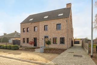 <p><strong>INDELING</strong><br /><strong>GELIJKVLOERS</strong><u><br /></u>Inkomhal met vestiairekasten en trap naar de verdieping. Toiletruimte met lavabo. Woonkamer met pelletkachel en veel lichtinval. Bureelruimte vooraan. Keuken met natuurstenen werkblad voorzien van de volgende toestellen nl. inductiekookplaat, afzuigkap, koelkast, combi-oven, heteluchtoven, vaatwasmachine (aansluiting quooker aanwezig). Koele berging. Berging/wasplaats met aansluiting voor wasmachine/droogkast, waskoker en aansluiting voor uitgietbak.<br /><br /><strong>1STE VERDIEPING</strong><u><br /></u>Overloop met trap naar de dakverdieping. Toiletruimte. 2 slaapkamers. Badkamer voorzien van ligbad, inloopdouche en badkamermeubel met dubbele wastafel. Master bedreem met ingemaakte kasten en aansluitende douchekamer met badkamermeubel en inloopdouche.<br /><br /><strong>DAKVERDIEPING</strong><br />De zolderruimte kan in onderling overleg afgewerkt worden (mogelijkheid tot opsplitsen in 2 slaapkamers).<br /><br /><strong>KELDERVERDIEPING</strong><br />Volledig bruikbare kelderruimte waar alle technische installaties zijn voorzien o.a. warmtepomp en filters van het regenwater.<br /><br /><strong>BUITEN</strong><br />Voortuin met oprit in kasseiklinkers tot aan de garage. Zonrijke tuin met terras.<br />Ruime garage (<span>75m²</span>) met sectionaalpoort en omvormer van de zonnepanelen en met mogelijke aansluiting voor een laadpaal.<br /><br /><strong>BIJZONDERHEDEN</strong> <br />Geothermische warmtepomp. Vloerverwarming. Aluminium ramen. Hoogrendementsbeglazing. Rolluiken op slaapkamers. <br />Ventilatiesysteem. Alarminstallatie. Domotica. 24 zonnepanelen. <br /><br /><strong>POSITIEVE ASPECTEN </strong><br />Rustige ligging in Merksplas op fiets- en wandelafstand van alle nodige voorzieningen <br />Kwaliteitsvolle - afgewerkte woning (natuurstenen vloeren, keuken(toestellen), badkamer, domoticasysteem, kasseiklinkers,...)<br />Ruime bruikbare kelderverdieping én garageruimte <br />Energiezuinige woning met E-peil 6<br /><br /><em>De woning is onmiddellijk beschikbaar.</em></p>