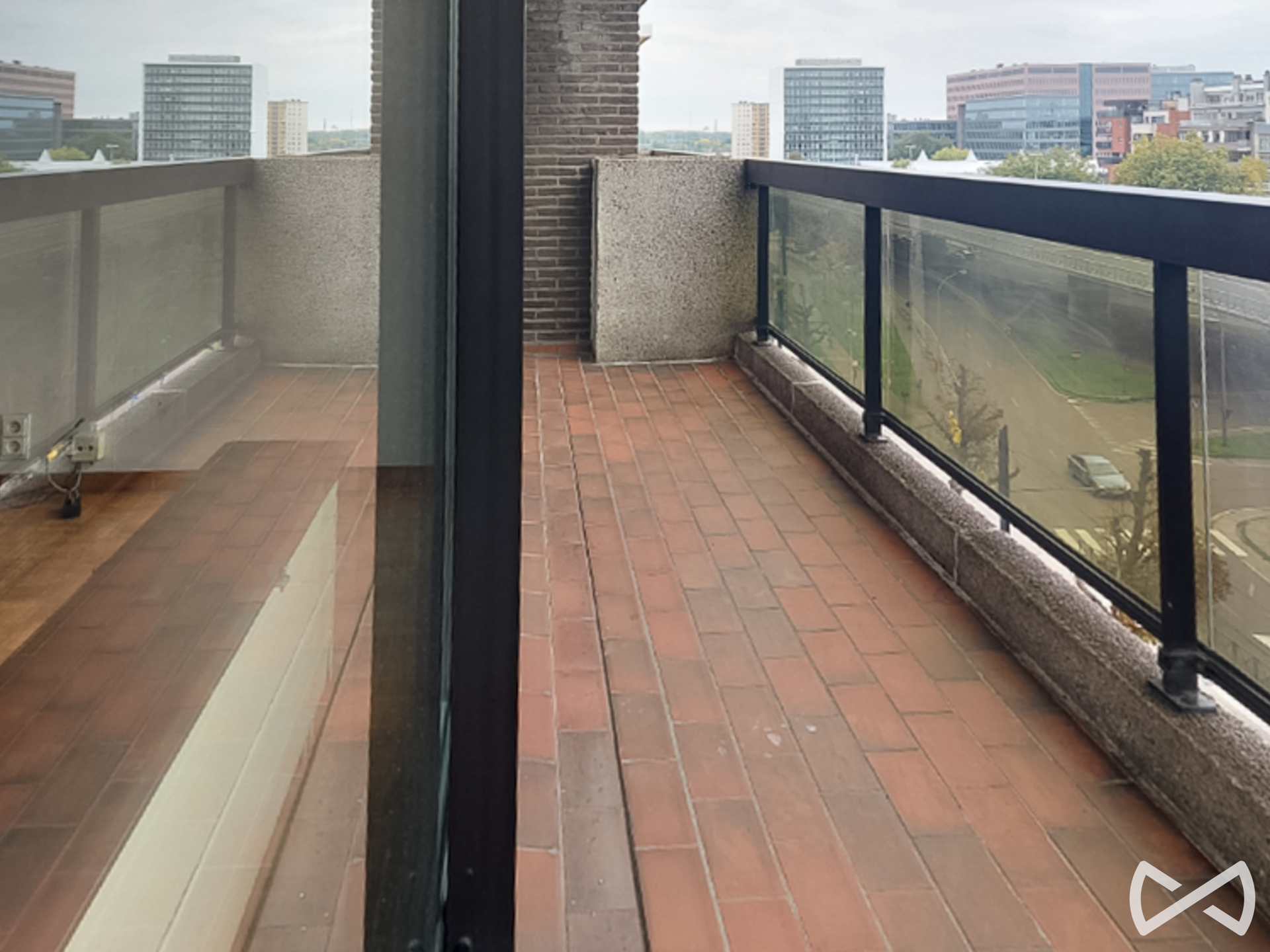 Centraal gelegen tweeslaapkamerappartement met terras - foto 4
